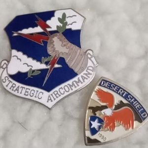 💲🤩2 For 10 Desert Shield Strategic Air Command 1992military Commemorative pins
